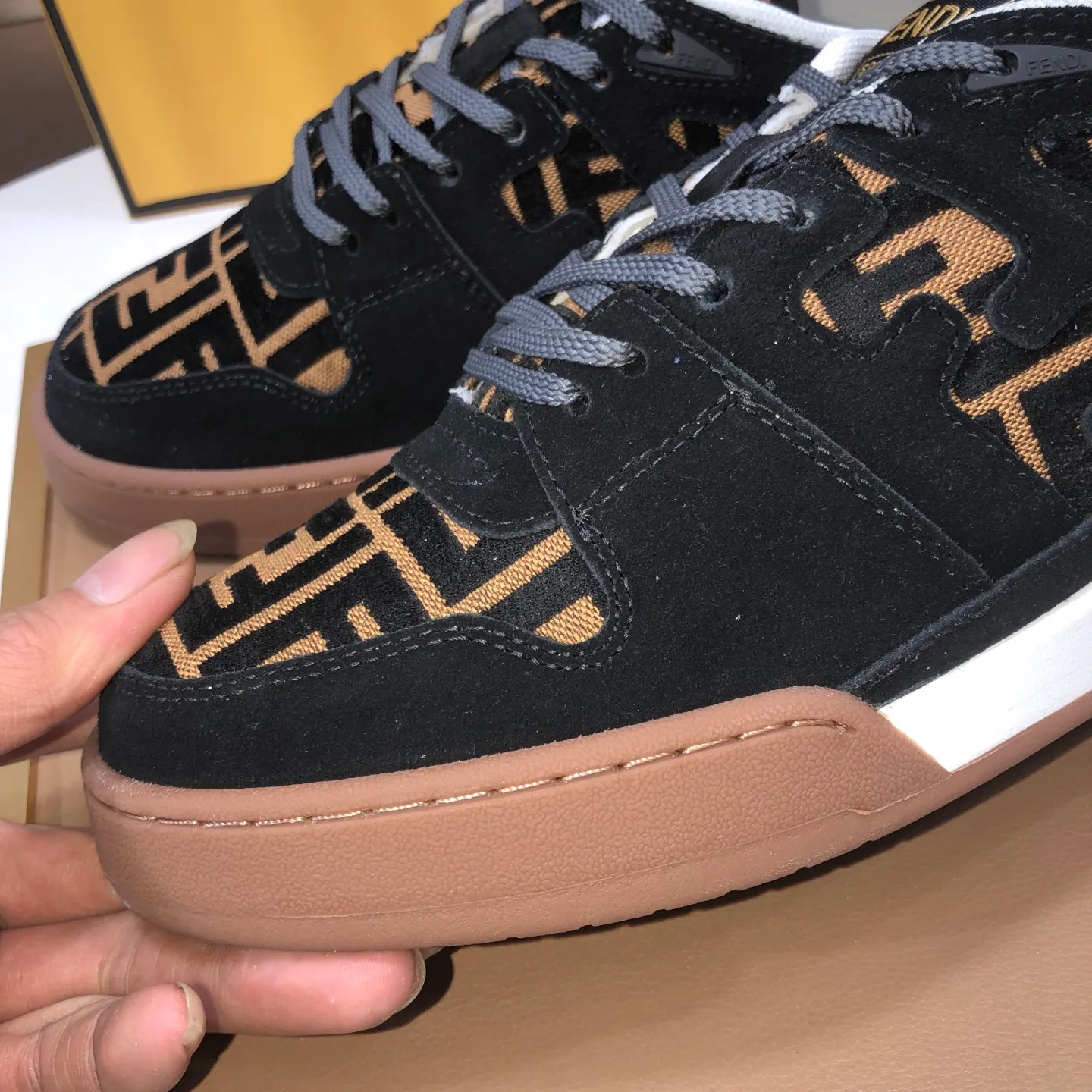 Men's men's shoes 💰600💰 Fendi 2023 latest couple model 🔥 Many 💑 stars have the same style FD match Original one-to-one replica Designer Kim Jones's first sneaker fendi match and Donkey brand Trainer basketball sneakers Material: Original silk leather Lining: Breathable mesh Packaging: Original 1:1 matching high-end packaging Size: Female 35-40 Male 38-44 (45 46. Custom-made (no return or exchange)